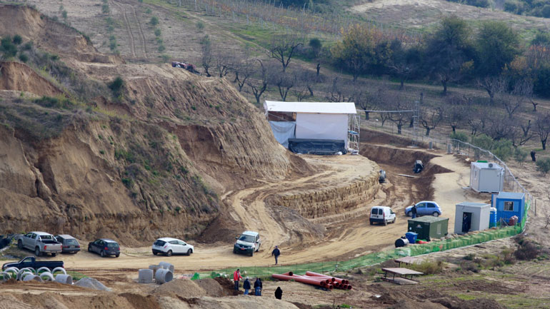 Στην Αμφίπολη ξεναγείται σήμερα ο υπ. Πολιτισμού Νίκος Ξυδάκης